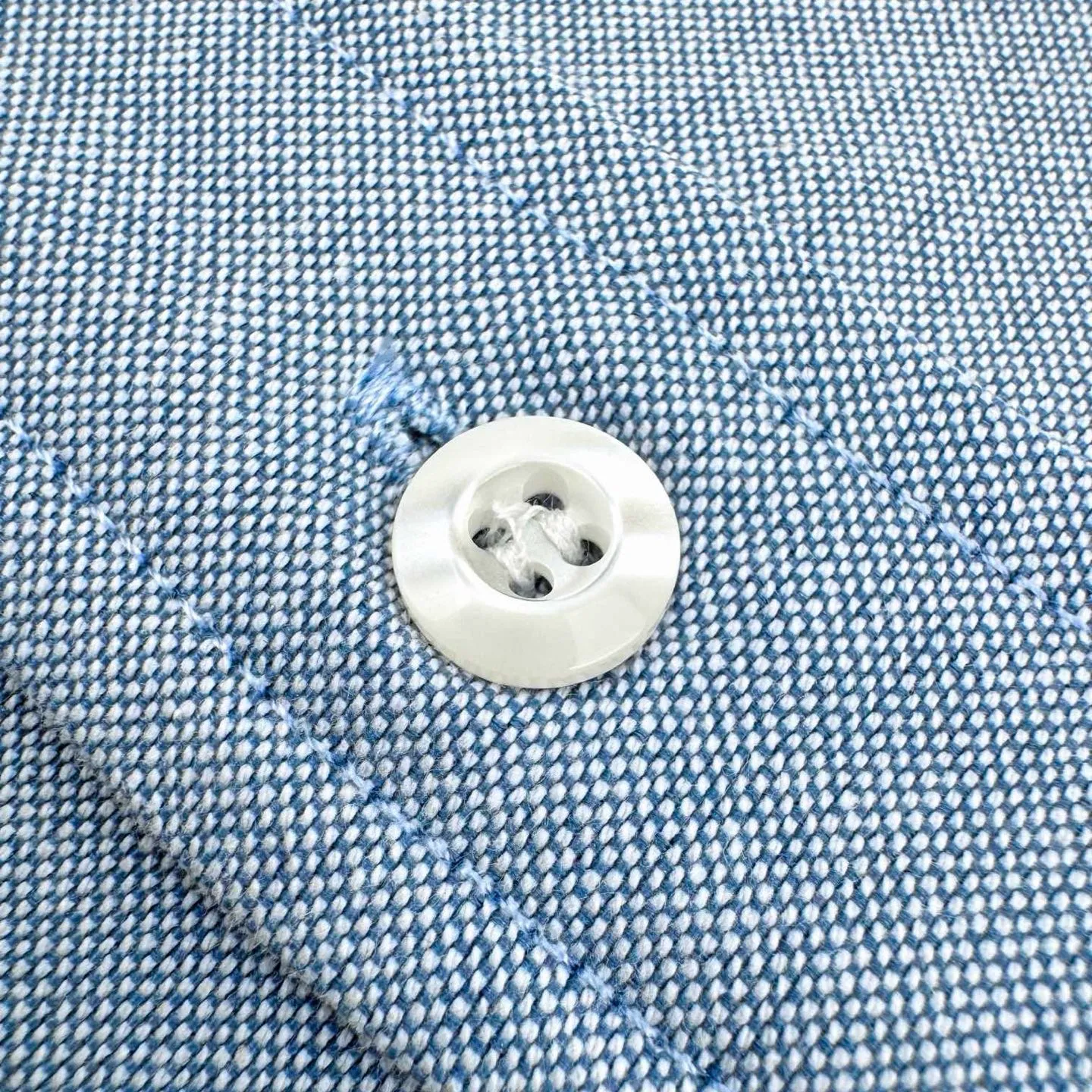 Ami Paris love embroidered short-sleeved shirt (gray blue). The original purchase was . The fabric is made of custom-made luxury Oxford cloth. It has excellent texture and is comfortable and close to the skin. The elegant gray and blue charm is quiet and elegant. A bright red love heart jumps out on the chest and is embellished like a work of art. It is casual yet exquisite. It is the ultimate simplification of color and conveys the love and persistence of life. The minimalist shape contains the soul of fashion and adopts imported machine embroidery technology. Using advanced computer control systems and precision mechanical components, Ami's love embroidery work is realized with high precision. The lines are smooth and delicate, and the fabrics have been washed. It has a better hand feel and texture, is not easy to deform, is not easy to shrink, is not easy to fade, and maintains long-term beauty. Size:S-M-L-XL
